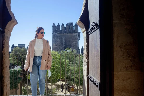 Μια Νεαρή Ισπανίδα Ταξιδιώτισσα Στο Κάστρο Almodovar Del Rio Μουσουλμανικής — Φωτογραφία Αρχείου