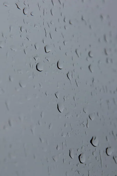 Een Macro Shot Van Heldere Waterdruppels Grijs Oppervlak — Stockfoto