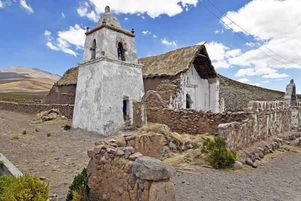 Een Oude Kerk Met Een Klokkentoren Tegen Blauwe Lucht Chili — Stockfoto