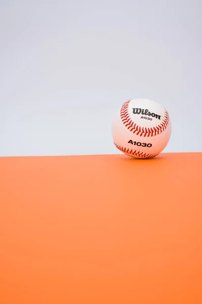 Inverigo イタリア 2021年12月8日 テキスト空間を持つオレンジ色の紙の背景に孤立した野球ボール — ストック写真