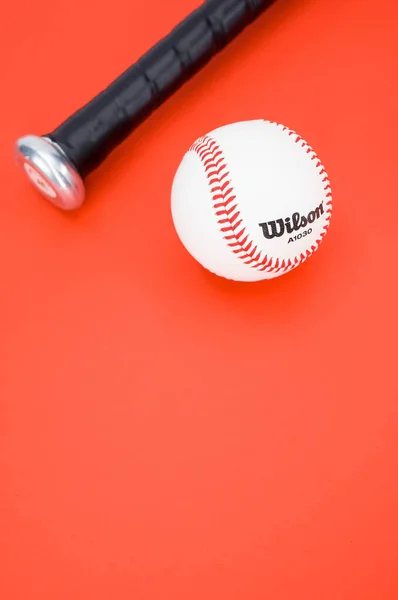 Inverigo Italien Dec 2021 Isolerad Baseball Boll Och Bat Röd — Stockfoto