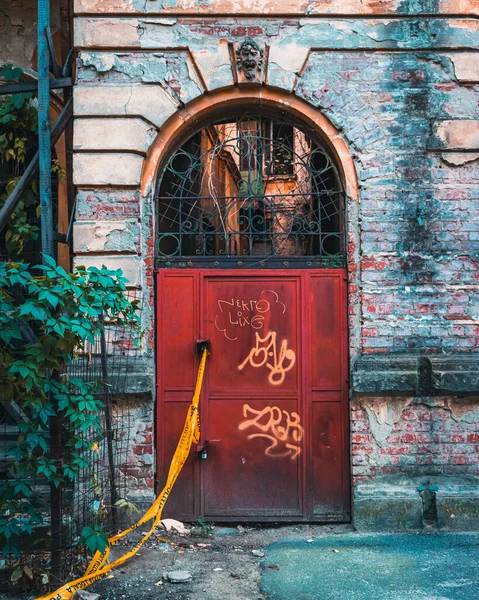 Прекрасный Вид Старую Дверь Граффити Картинами — стоковое фото