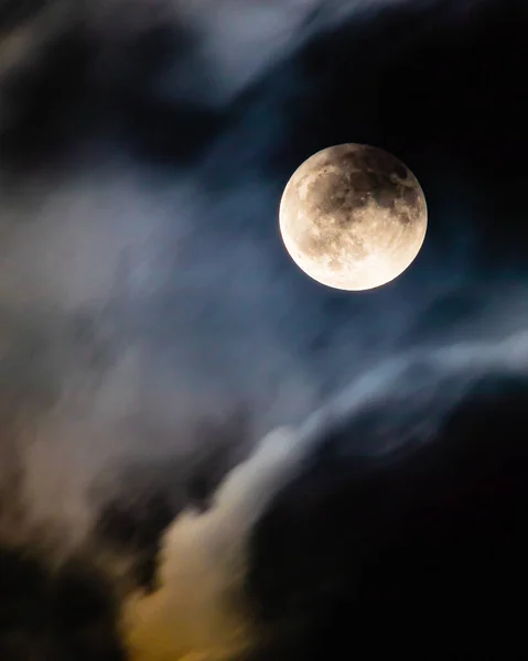Fascinating Shot Full Moon Clouds — Fotografia de Stock