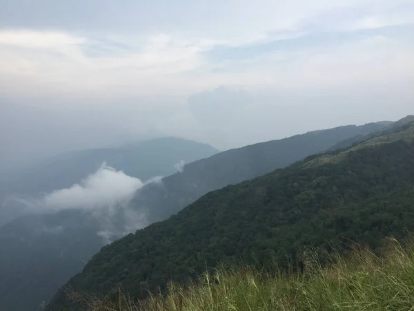 Beautiful View Lush Green Mountain Range Meghalaya Covered Clouds — Stock Photo, Image