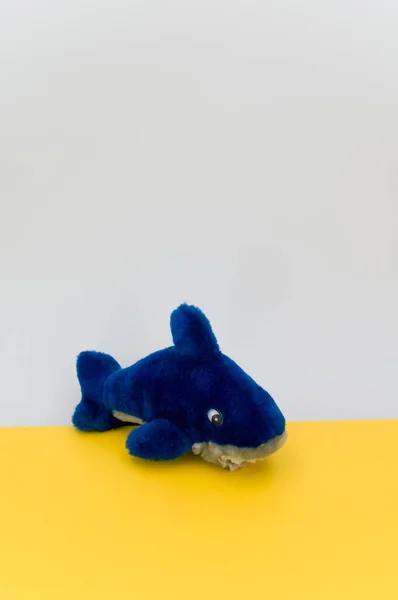 Isolado Peixe Azul Brinquedo Pelúcia Uma Mesa Amarela Com Espaço — Fotografia de Stock