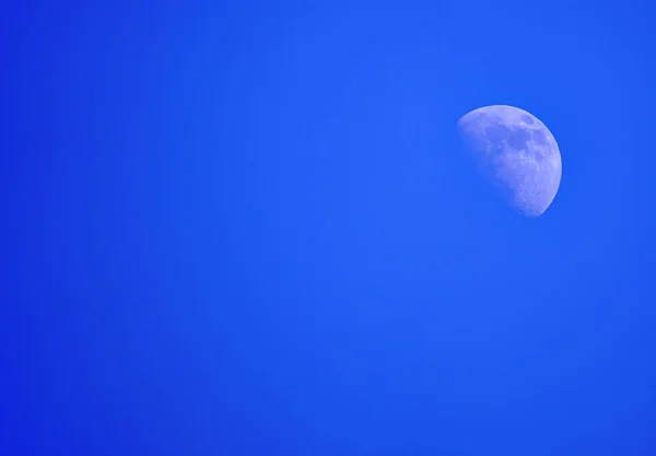 Der Zunehmende Mond Tag Mondoberfläche Mit Blauem Himmel — Stockfoto