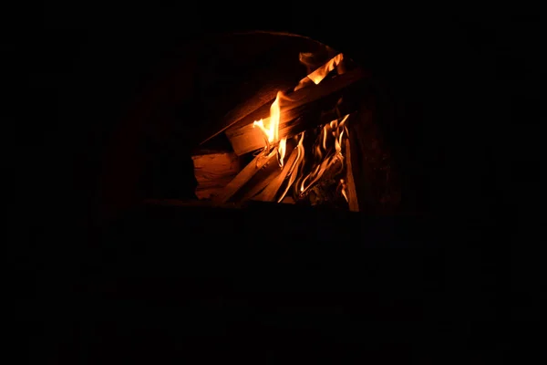 Ένα Κοντινό Πλάνο Κομματιών Ξύλου Που Καίγονται Στο Τζάκι — Φωτογραφία Αρχείου
