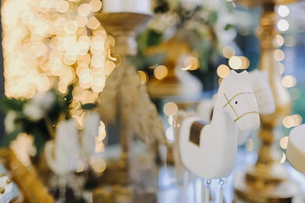 Een Close Shot Van Een Paard Carrousel Decoratie Bokeh Lichten — Stockfoto