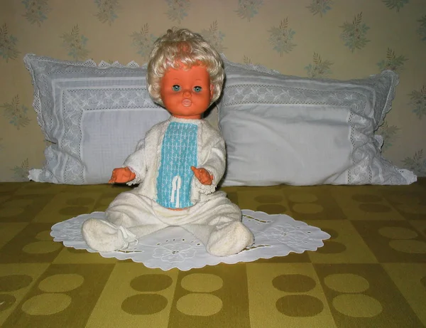 Vintage Doll Blue Eyes Sitting Bed Pillows — Φωτογραφία Αρχείου