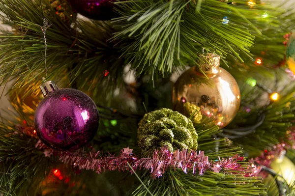 Primer Plano Del Árbol Navidad Con Coloridas Decoraciones — Foto de Stock