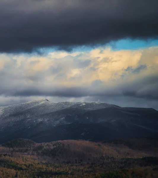 Ein Faszinierender Blick Auf Eine Wunderschöne Berglandschaft — Stockfoto