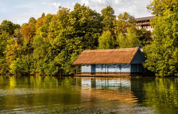 Una Pequeña Casa Agua Del Lago Rodeada Densos Árboles Verdes — Foto de Stock