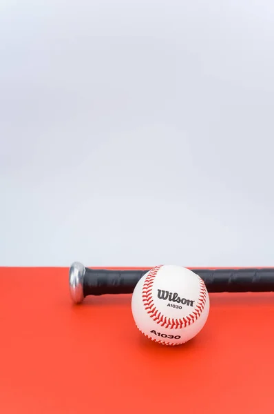Inverigo Italy Aralık 2021 Izole Edilmiş Beyzbol Topu Kırmızı Zemin — Stok fotoğraf