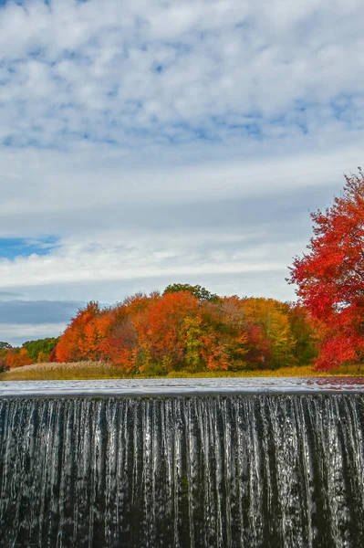 Вертикальний Знімок Водоспаду Падінням Задньому Плані Gardner Lake Bozrah Connecticut — стокове фото