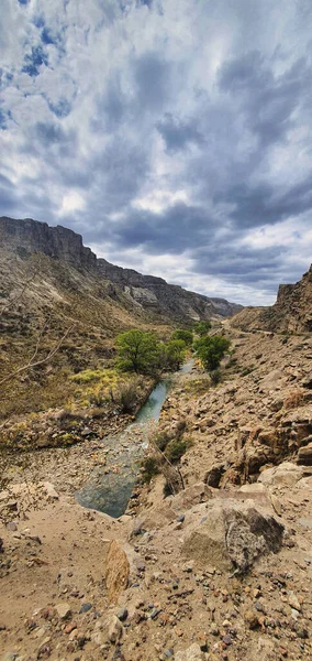 Vertical Shot Small River Going Rocks San Rafael Mendoza Argentina — Fotografia de Stock