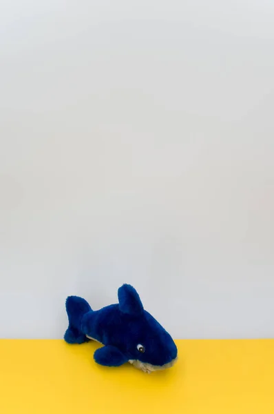Isolierte Blaue Fische Plüschtier Auf Einer Gelben Tischplatte Mit Kopierraum — Stockfoto