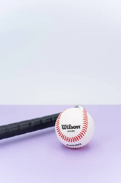 Inverigo Olaszország December 2021 Elszigetelt Baseball Labda Denevér Egy Orgona — Stock Fotó