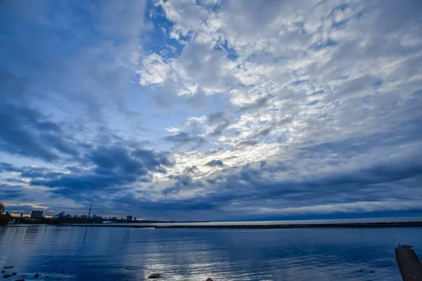 Scenic View Blue Lake Cloudy Sky Background — Fotografia de Stock