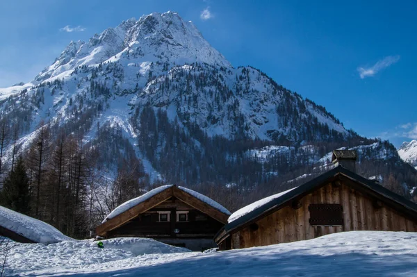 Casas Cobertas Neve Nos Alpes Franceses — Fotografia de Stock