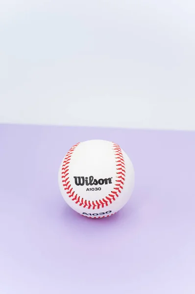 Inverigo Italie Déc 2021 Balle Baseball Isolée Sur Fond Lilas — Photo