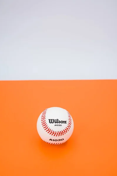 Inverigo Włochy Grudnia 2021 Odizolowana Piłka Baseballowa Pomarańczowym Papierowym Tle — Zdjęcie stockowe