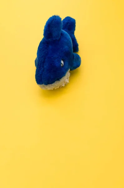 Isolado Peixe Azul Brinquedo Pelúcia Uma Mesa Amarela Com Espaço — Fotografia de Stock