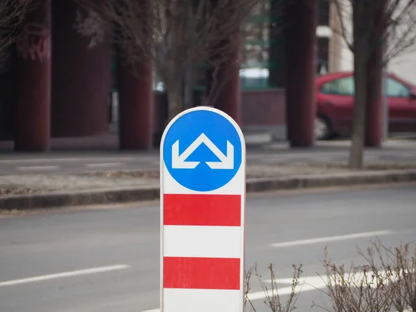 Closeup Shot Traffic Sign Detour Obstacle Street Cold Gloomy Day — Stockfoto