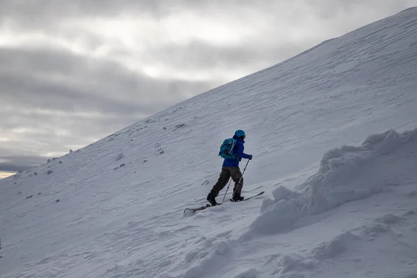 Een Volwassen Toerist Skiën Pistes Een Berg Een Resortgebied Onder — Stockfoto