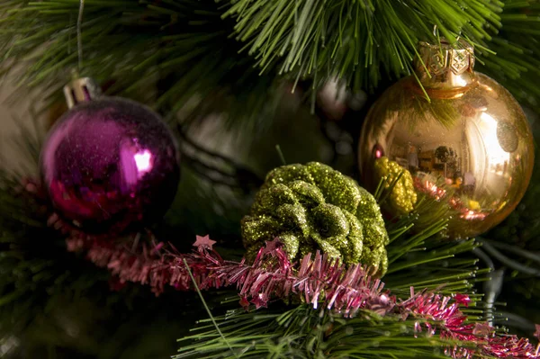 Eine Nahaufnahme Des Weihnachtsbaums Mit Bunten Dekorationen Darauf — Stockfoto