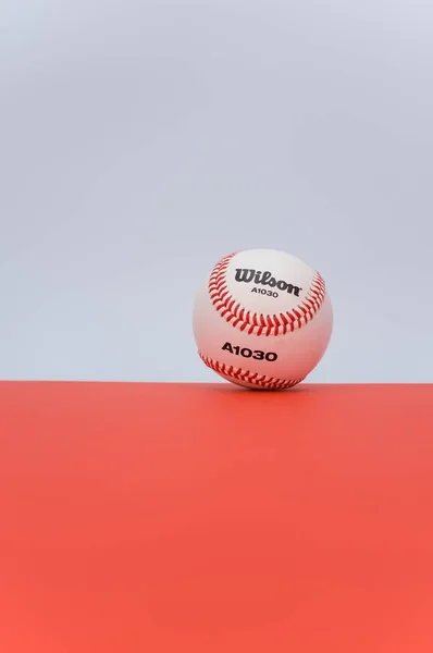 Inverigo Italy December 2021 Isolated Baseball Ball Red Background Text — 图库照片