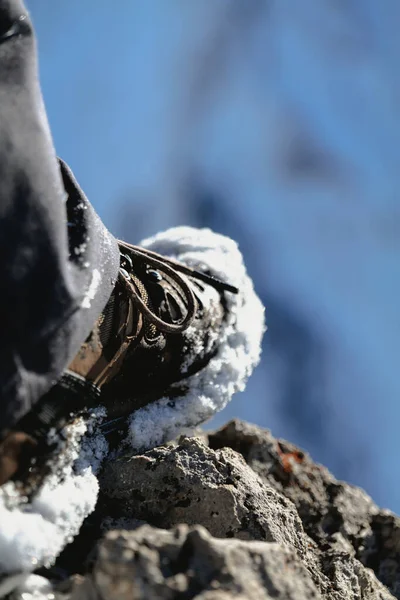 Detailní Záběr Mužskou Hnědou Botu Pokrytou Sněhem Stojící Skále — Stock fotografie
