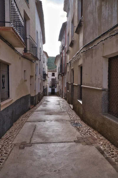 スペイン アルバセテのカスティーリャ マンチャ州の狭い通りの垂直ショット — ストック写真