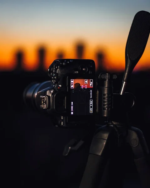 Ένα Κοντινό Πλάνο Μιας Κάμερας Ηλιοβασίλεμα Ένα Θολό Φόντο — Φωτογραφία Αρχείου