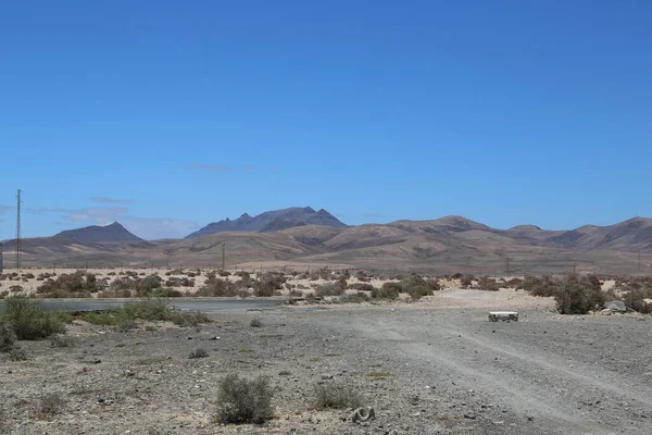 Uma Estrada Campo Plano Dia Ensolarado Primavera — Fotografia de Stock