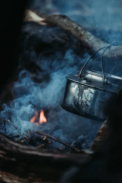 Vertical Shot Cooking Pot Bonfire — Stockfoto