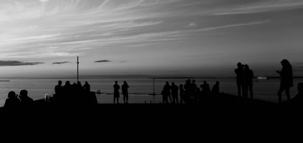 Silhouetten Van Mensen Die Naar Zonsondergang Kijken Het Dak Van — Stockfoto