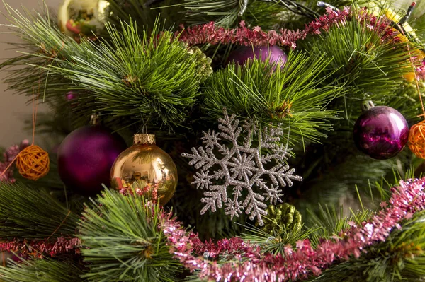 Tiro Close Árvore Natal Com Decorações Coloridas Nele — Fotografia de Stock