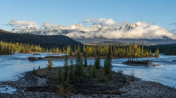 Landscape Lake Surrounded Greenery Rocky Hills Jasper National Park Canada — Stockfoto