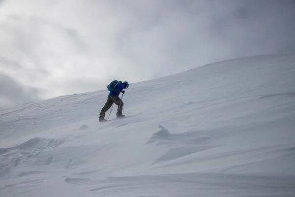 Adult Tourist Skiing Pistes Mountain Resort Area Cloudy Sky — Fotografia de Stock