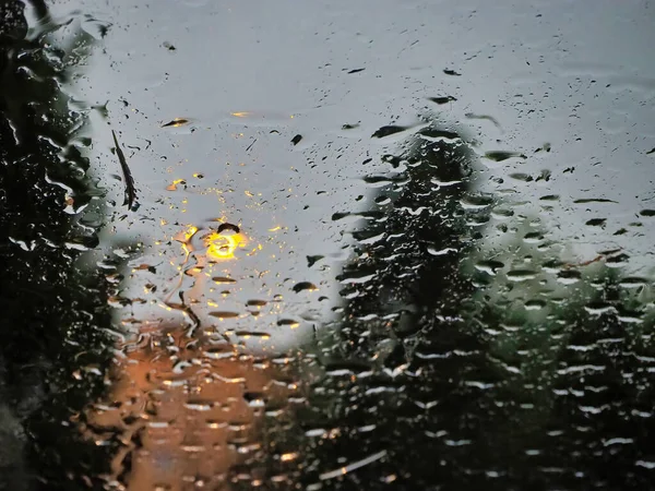 Regenachtige Dag Uitzicht Uit Het Raam Met Waterdruppels Het Glas — Stockfoto