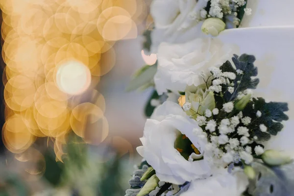 결혼식 케이크와 보케등에 꽃무늬 장식을 클로즈업 — 스톡 사진