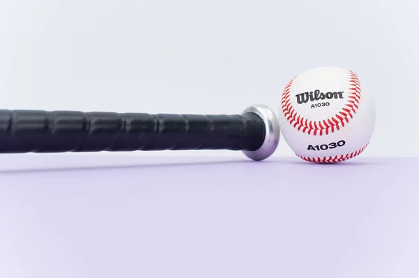 Inverigo Italy December 2021 Isolated Baseball Ball Bat Lilac Background — 图库照片