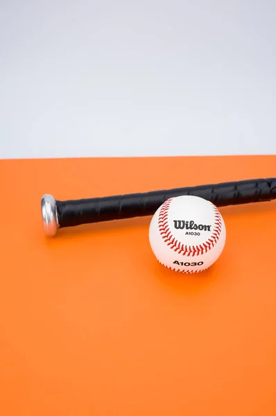 Inverigo Italien Dec 2021 Isolerad Baseball Boll Och Bat Orange — Stockfoto