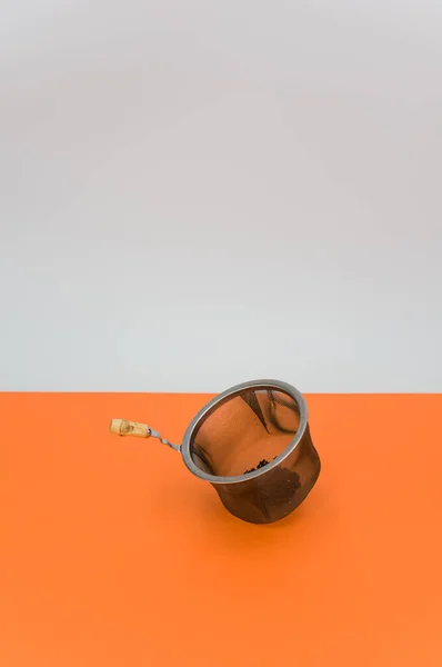 Μεταλλικό Σουρωτήρι Τσαγιού Πορτοκαλί Φόντο Πίνακα Χώρο Κειμένου — Φωτογραφία Αρχείου
