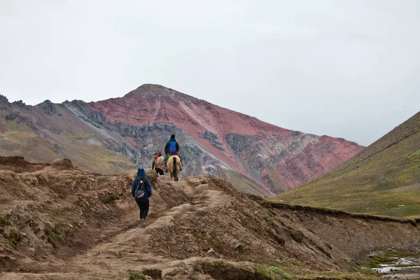 Quispicanchi Pérou Mai 2018 Beau Cliché Personnes Marchant Dans Montagne — Photo