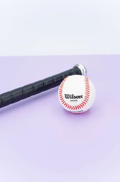 Inverigo Italien Dec 2021 Isolerad Baseball Boll Och Bat Lila — Stockfoto