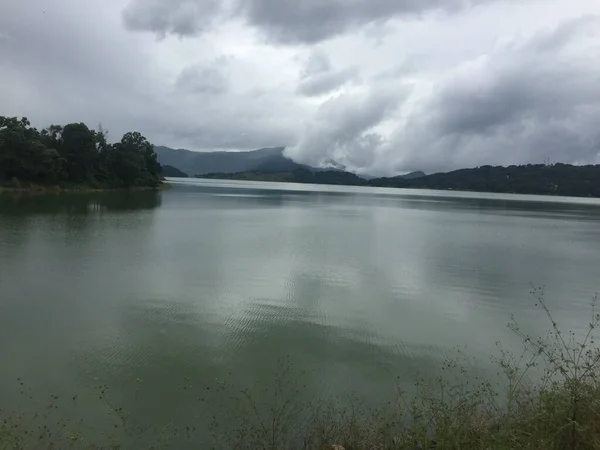 Lago Tranquilo Una Montaña Bajo Cielo Nublado — Foto de Stock