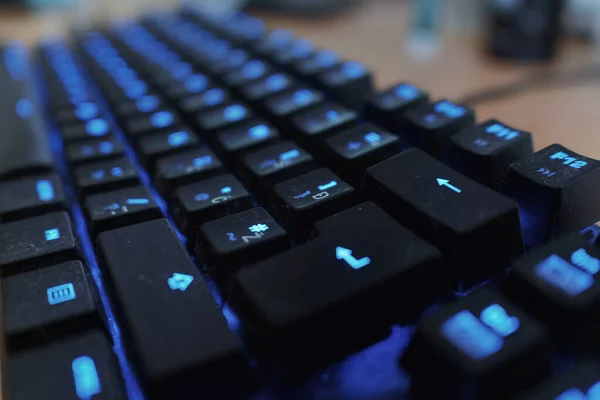 青いライトのキーボードのクローズアップショット — ストック写真