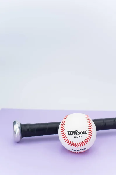 Inverigo Italien Dec 2021 Isolerad Baseball Boll Och Bat Lila — Stockfoto