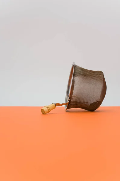 Fém Tea Szűrő Narancssárga Asztallap Háttér Szöveges Hely — Stock Fotó